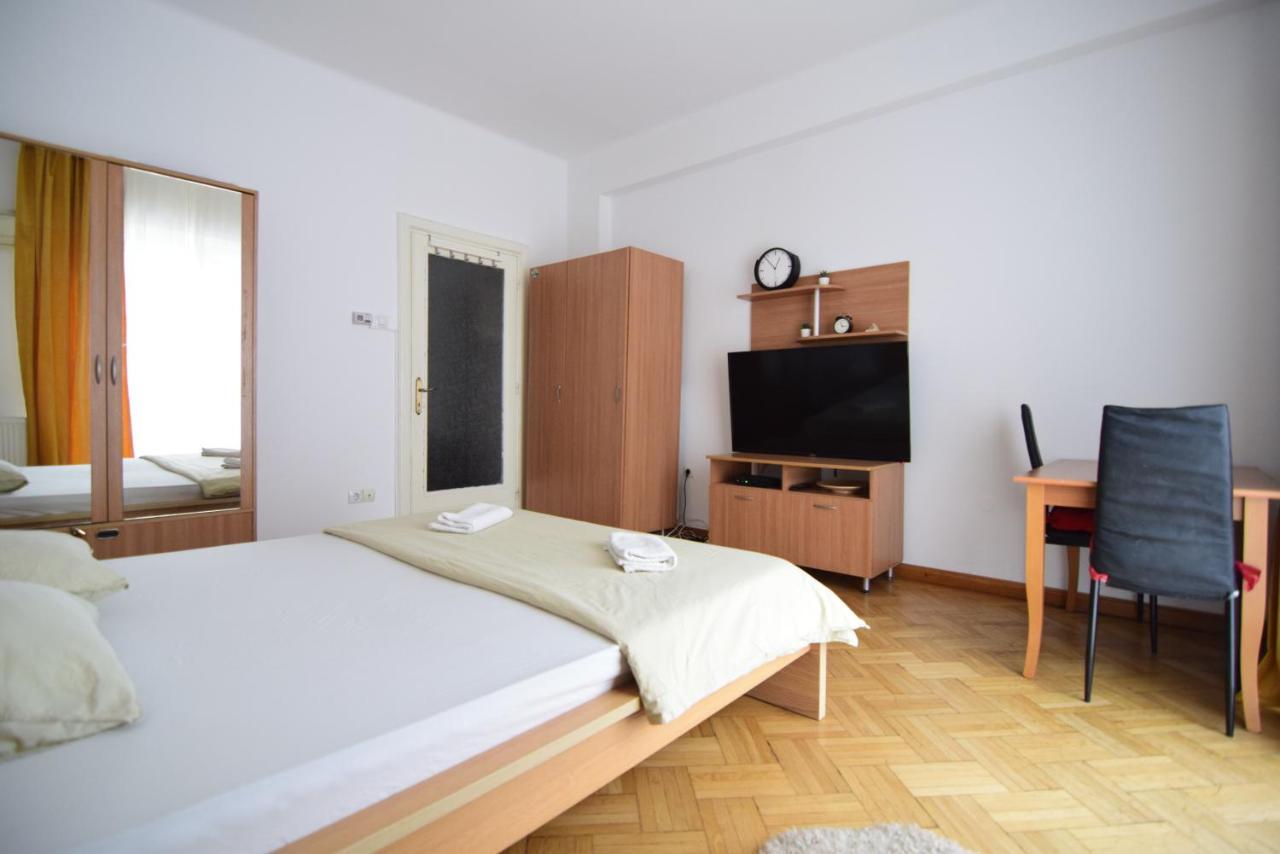 Resedinta Lui Calin - Calea Victoriei Near Royal Palace Букурещ Екстериор снимка
